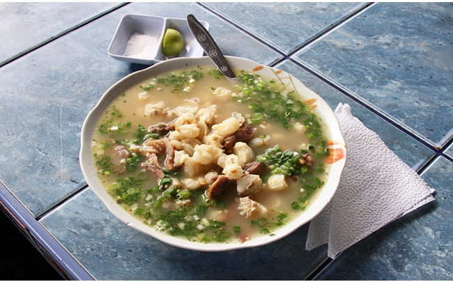 Guiso de mote con bistec de asiento