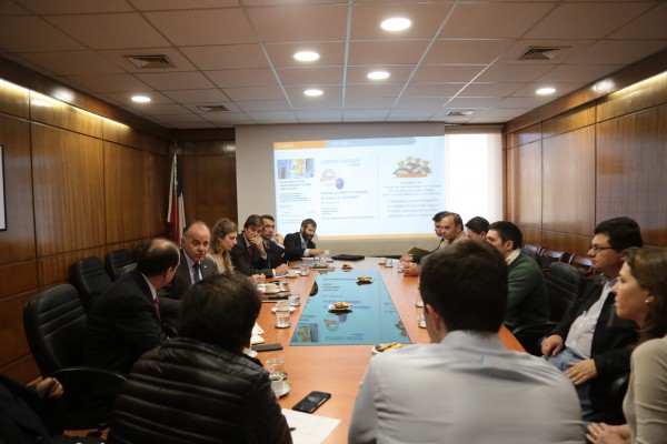 Ministro Walker se reunió con productores lecheros para desarrollar las cooperativas