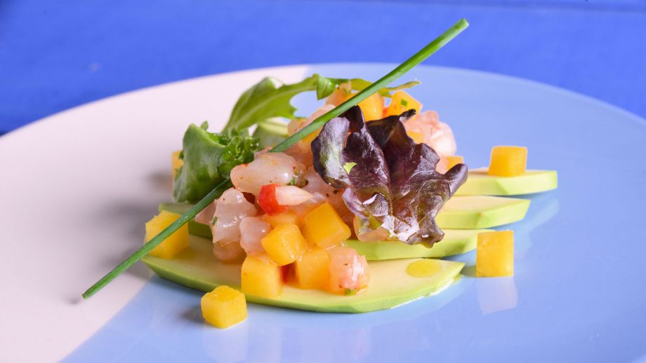 Aguacate con langostinos y pebre chileno