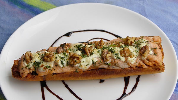 TOSTADA DE SALMÓN AHUMADO Y QUESO