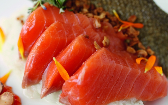 Salmón macerado en aceite de avellana, crujiente de piel de salmón, puré de topinambur, crujiente de avellanas tostadas