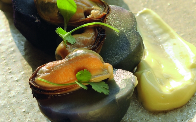 Papas nativas con choritos y mayonesa de ajos chilotes asados