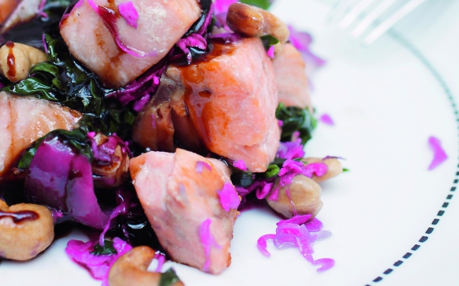 Guiso de verduras, salmón y castañas de cajú