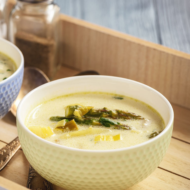 Sopa de patatas y espárragos verdes