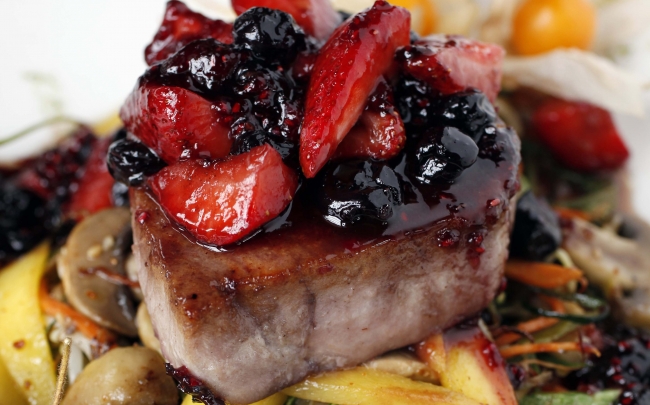 Atún glaseado en salsa de frutos rojos y verduras al wok