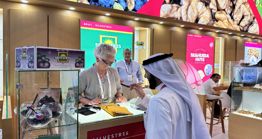 Frutos secos y deshidratados chilenos deleitan los paladares de emiratíes y extranjeros en la feria más grande de Medio Oriente￼