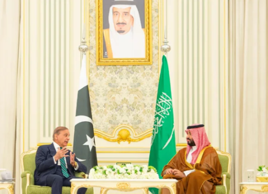 Arabia Saudí y Pakistán sellan un pacto económico histórico para profundizar sus lazos