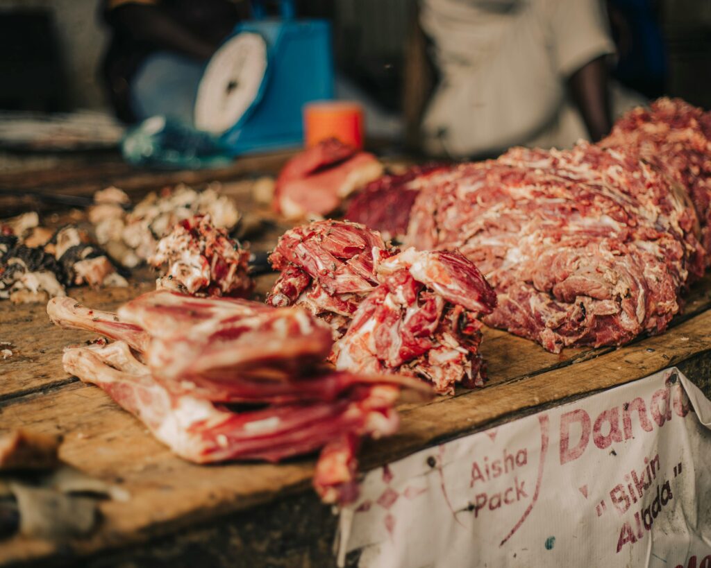 Polémica en el Reino Unido: Diputados exigen transparencia y etiquetado obligatorio en la carne ‘halal’